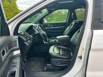 2019 Ford Explorer - image 8