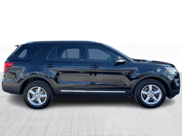 2017 Ford Explorer - image 2