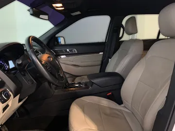 2019 Ford Explorer - image 3