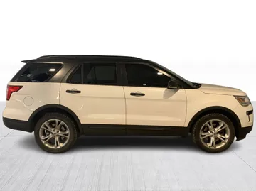 2019 Ford Explorer - image 2