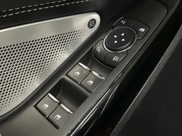 2022 Ford Explorer - image 25