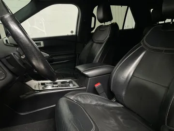 2022 Ford Explorer - image 3