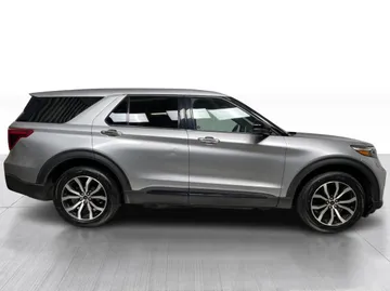 2022 Ford Explorer - image 2