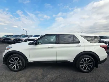 2021 Ford Explorer - image 4