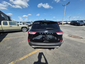 2022 Ford Escape - image 4