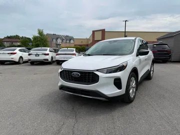 2023 Ford Escape - image 3