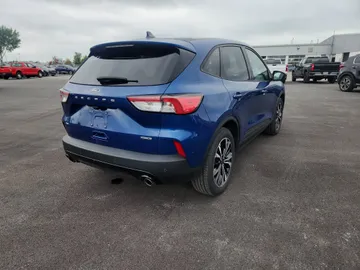 2022 Ford Escape - image 4