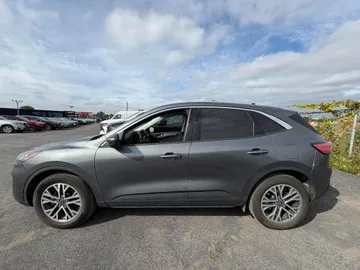 2022 Ford Escape - image 4