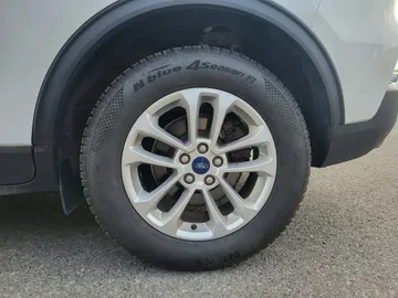 2020 Ford Escape - image 7