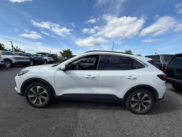 2024 Ford Escape - image 4