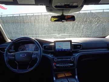 2020 Ford Explorer - image 9