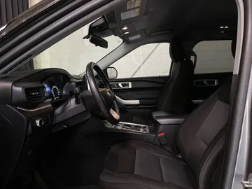 2023 Ford Explorer - image 3