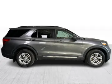 2023 Ford Explorer - image 2