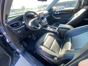 2021 Ford Explorer - image 4