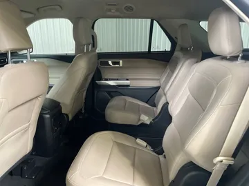 2022 Ford Explorer - image 14
