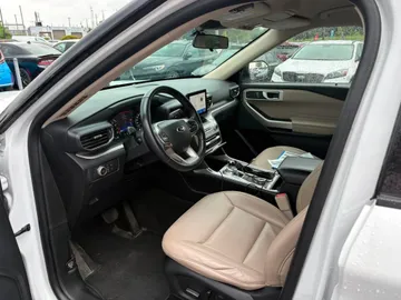 2022 Ford Explorer - image 8