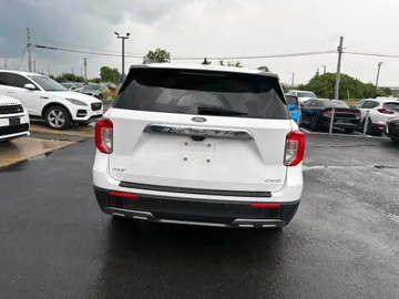2022 Ford Explorer - image 6