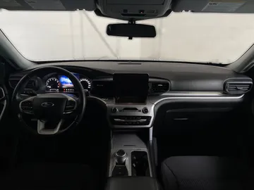 2022 Ford Explorer - image 4