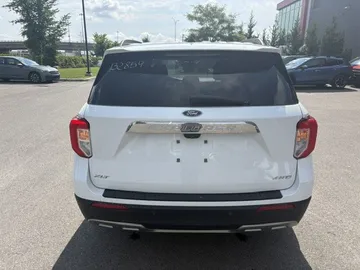2022 Ford Explorer - image 6
