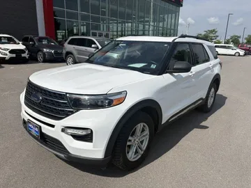 2022 Ford Explorer - image 3