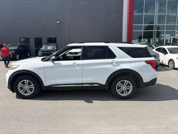 2022 Ford Explorer - image 4