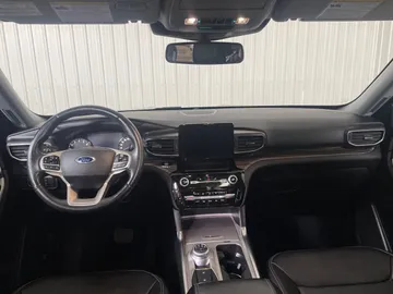 2021 Ford Explorer - image 4
