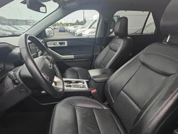 2022 Ford Explorer - image 8