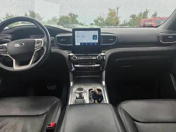 2022 Ford Explorer - image 9