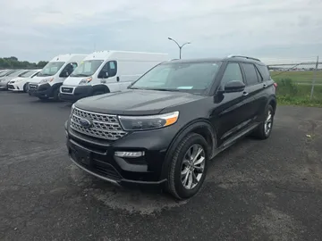 2022 Ford Explorer - image 3