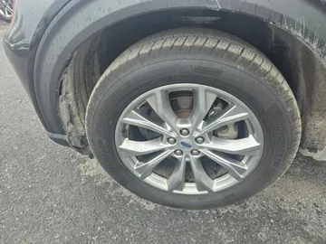 2022 Ford Explorer - image 7