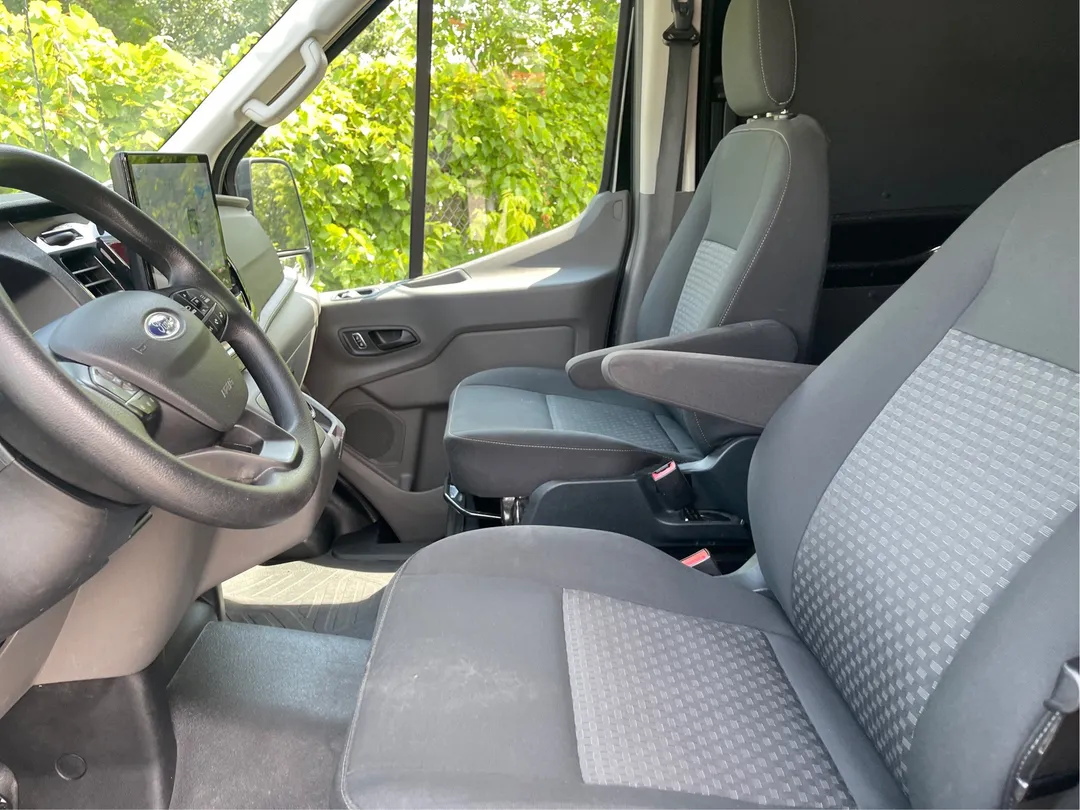 2023 Ford E-Transit Cargo Van — photo 3
