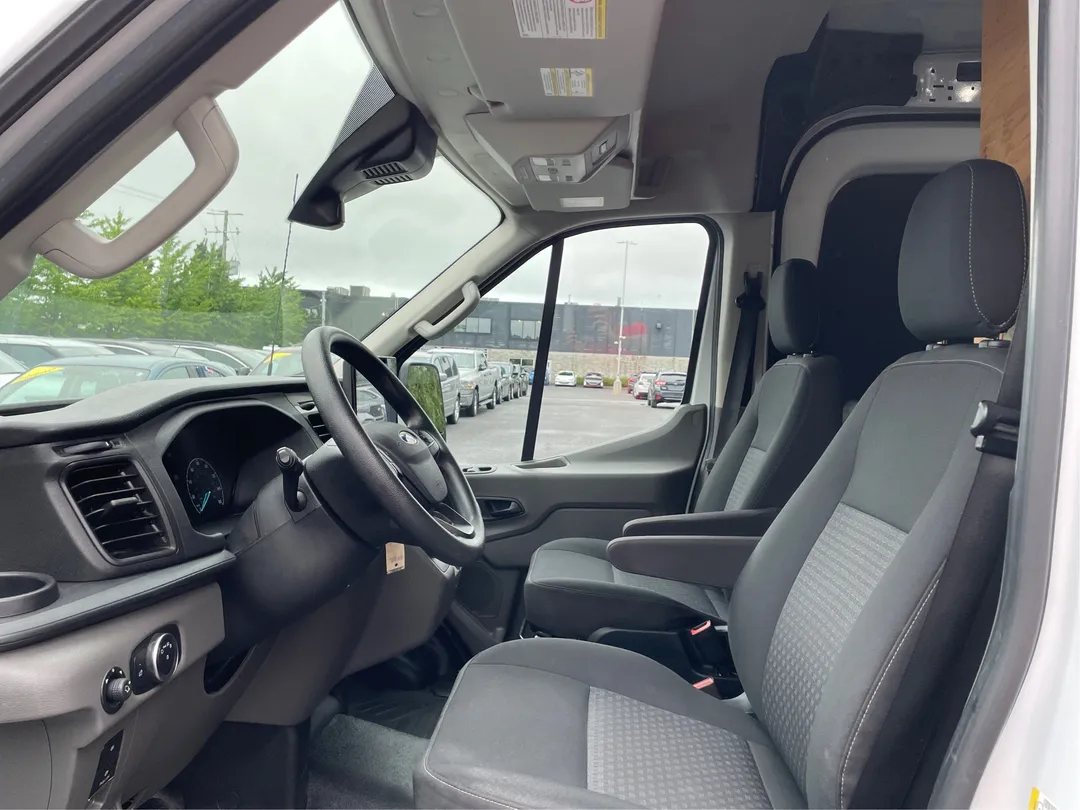 2023 Ford E-Transit Cargo Van — photo 3