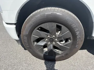 2023 Ford F-150 Lightning - image 7