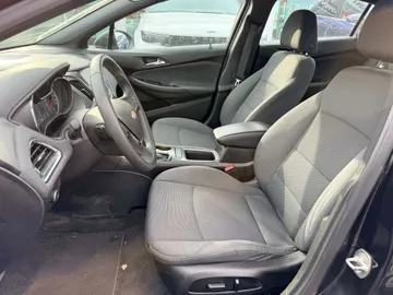2018 Chevrolet Cruze - image 8