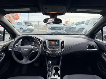 2018 Chevrolet Cruze - image 9