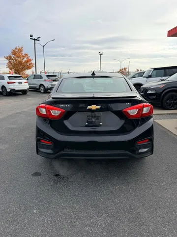 2018 Chevrolet Cruze - image 6