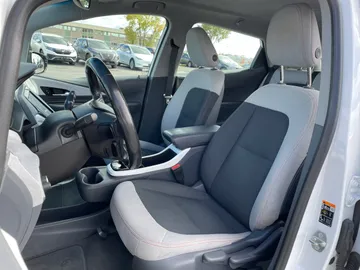 2018 Chevrolet Bolt EV - image 3