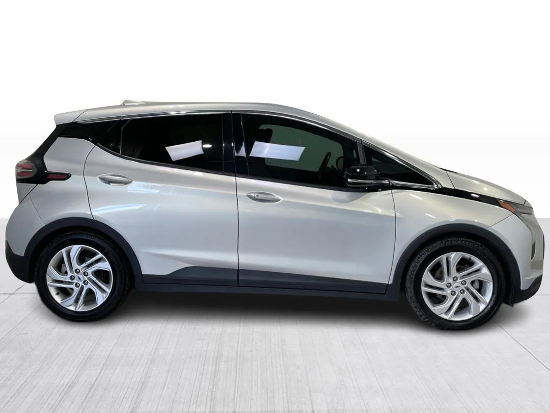 2023 Chevrolet Bolt EV — photo 2