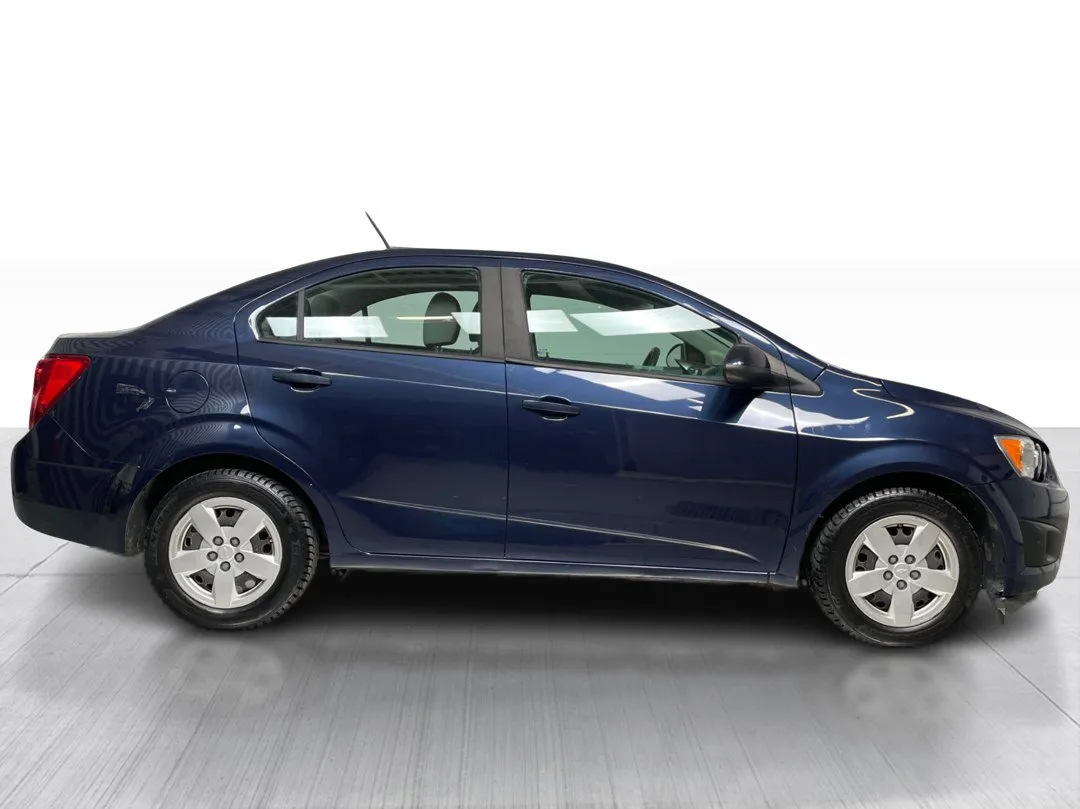 2015 Chevrolet Sonic — photo 2