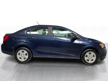 2015 Chevrolet Sonic - image 2