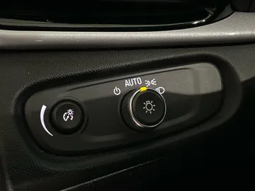 2018 Chevrolet Volt - image 19