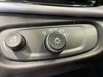 2019 Chevrolet Volt - image 28