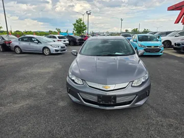 2018 Chevrolet Volt - image 2