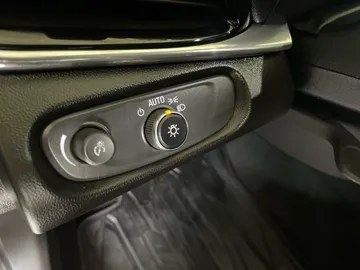 2018 Chevrolet Volt - image 17