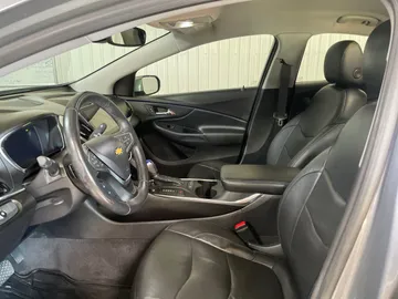 2018 Chevrolet Volt - image 3