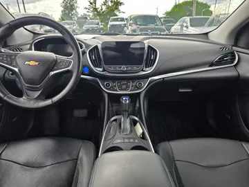2018 Chevrolet Volt - image 9