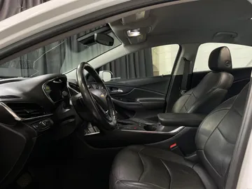 2019 Chevrolet Volt - image 3