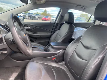 2018 Chevrolet Volt - image 8