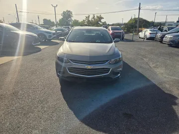 2018 Chevrolet Malibu - image 2