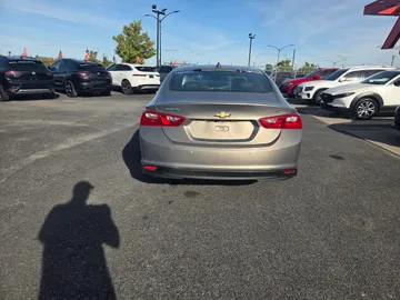 2018 Chevrolet Malibu - image 6